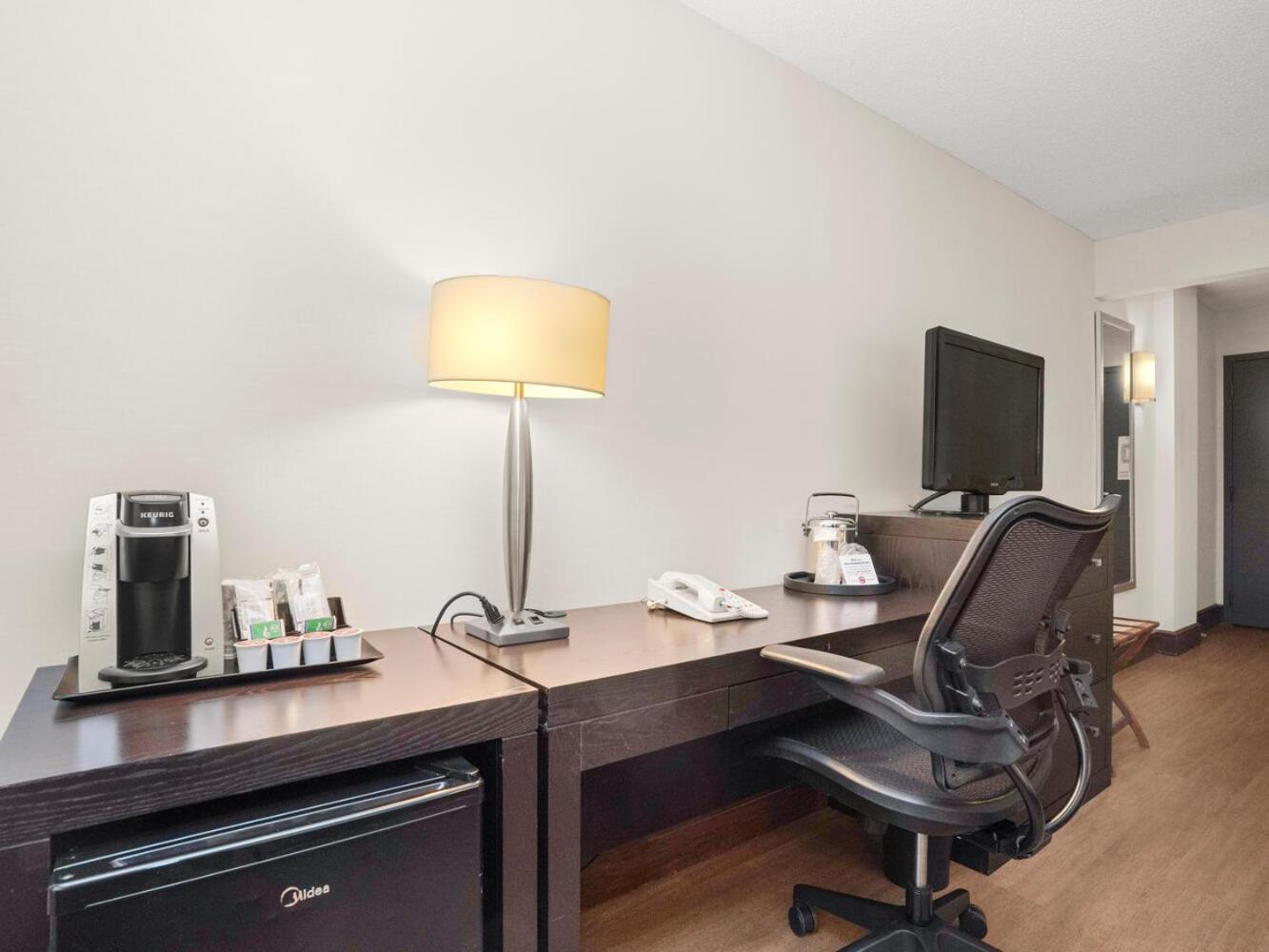 The Armon Stamford Hotel & Conference Center エクステリア 写真